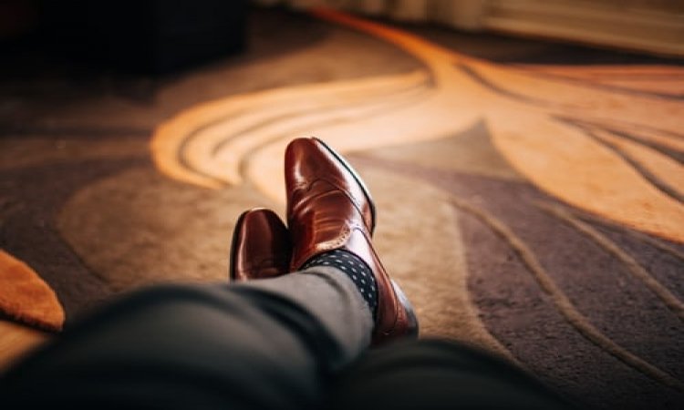 How to Use a Shoehorn